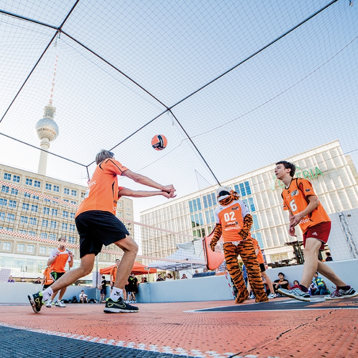 Der Urban Volley Court auf dem Alexanderplatz
