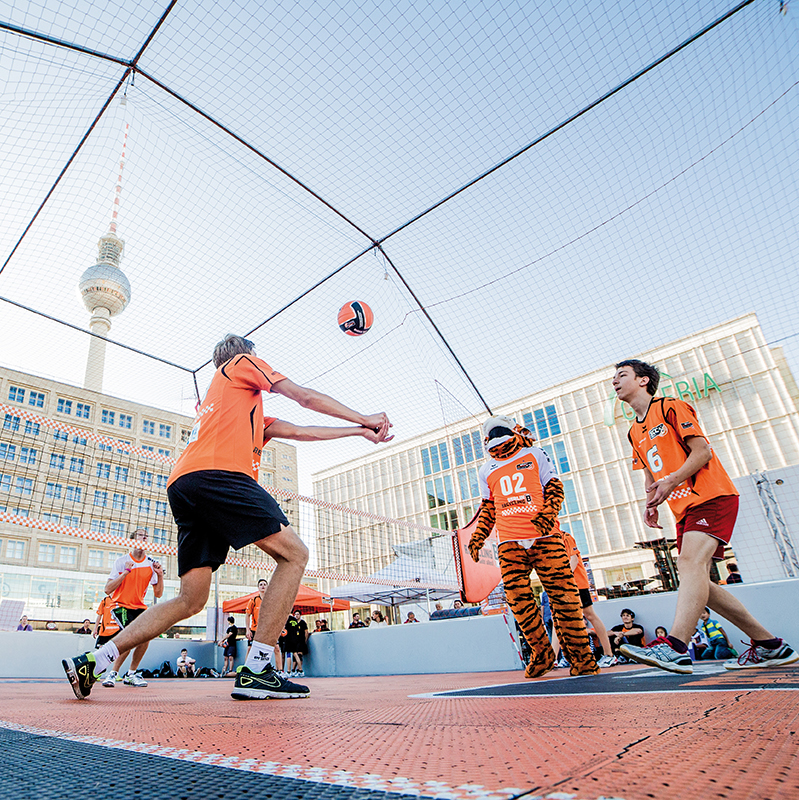 Der Urban Volley Court auf dem Alexanderplatz
