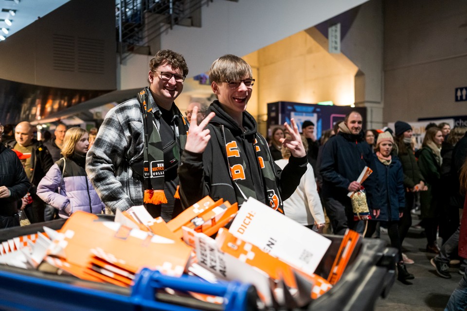 ZERO WASTE Spieltag_Zuschauer Klatschpappe